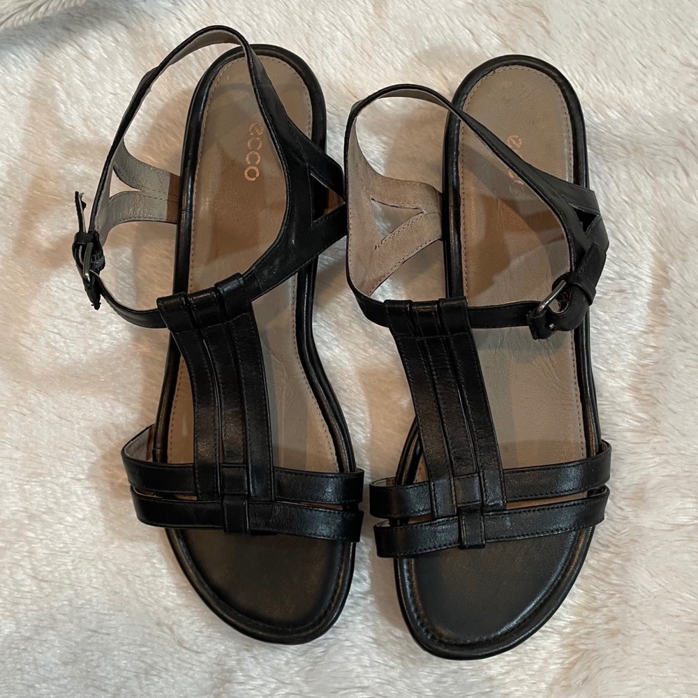 ECCO Black Leather T-Strap Sandals Women EU 38 US 7-7.5 Quiet Luxury Minimalist